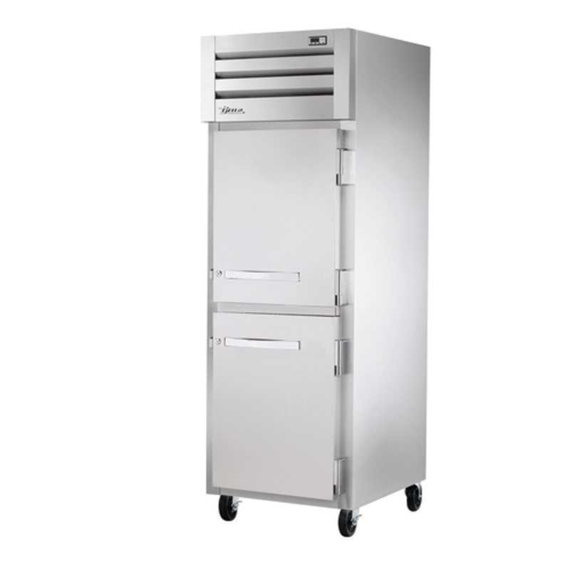 Réfrigérateur True Refrigeration STA1R-2HS-HC Spec Series à une section et portes pleines en demi-hauteur