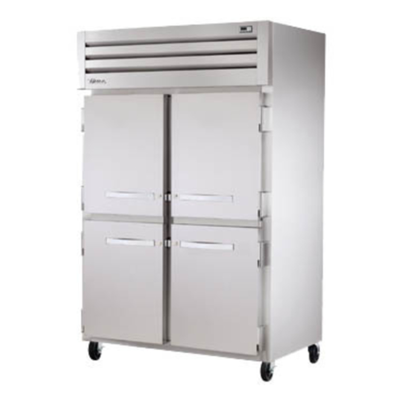 Congélateur commercial True Refrigeration STG2F-4HS-HC à deux sections, demi-portes pleines, 132 cm