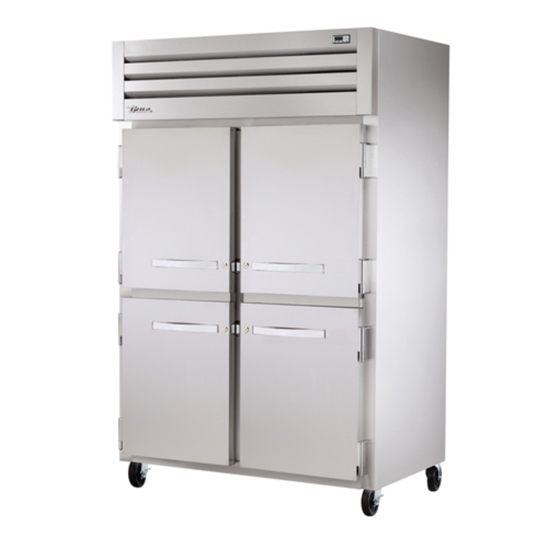 Congélateur professionnel vertical True Refrigeration STR2F-4HS-HC à deux sections et demi-portes pleines de 133,7 cm
