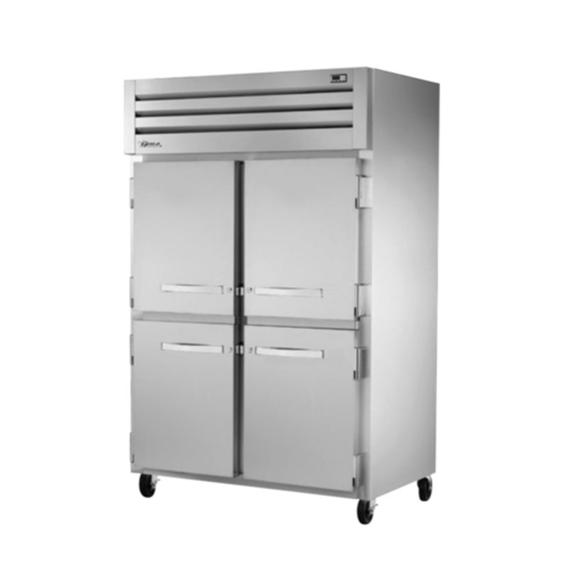 Réfrigérateur professionnel True STR2R-4HS-HC en acier inoxydable à deux sections avec quatre demi-portes, 133,68 cm